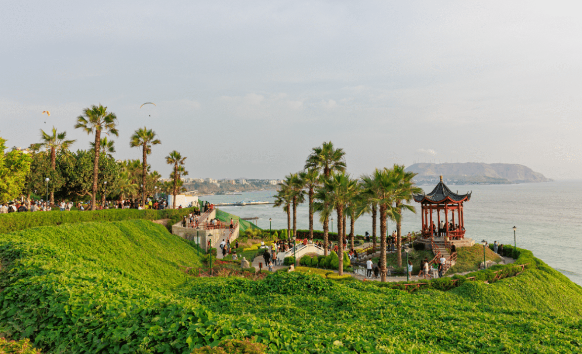 Los parques en Miraflores representan una escapada verde en medio del dinamismo urbano de Lima.